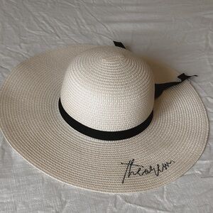 Straw neutral sun hat
